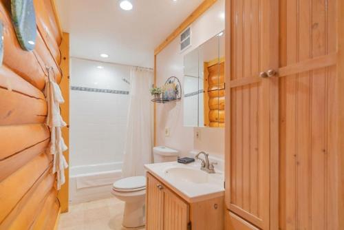 Bathroom, The Mia Hideaway With Northern Aurora Views in College (AK) Bathroom, The Mia Hideaway With Northern Aurora Views in College (AK)