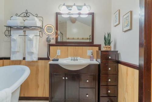 Bathroom, The Mia Hideaway With Northern Aurora Views in College (AK) Bathroom, The Mia Hideaway With Northern Aurora Views in College (AK)