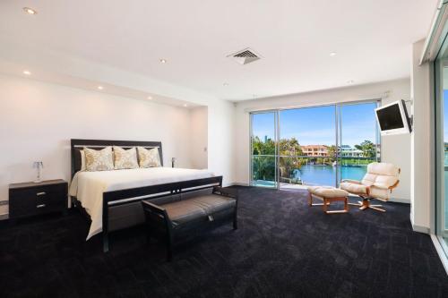 Grand Design Dazzles on Main River in Bundall Grand Design Dazzles on Main River in Bundall