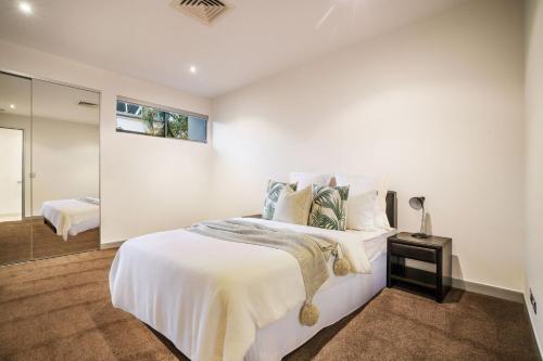 Grand Design Dazzles on Main River in Bundall Grand Design Dazzles on Main River in Bundall