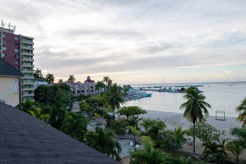 Loveable BeachFront Penthouse 3 in Claremont Loveable BeachFront Penthouse 3 in Claremont