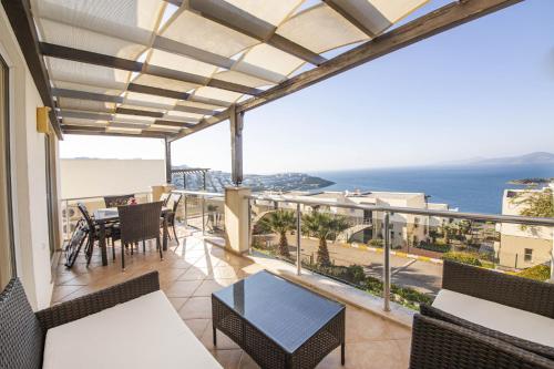 Sleek Flat with Private Beach and View in Milas