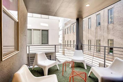 Luxurious, 3 bdr home-balcony, rooftop and parking in Lincoln Park Luxurious, 3 bdr home-balcony, rooftop and parking in Lincoln Park