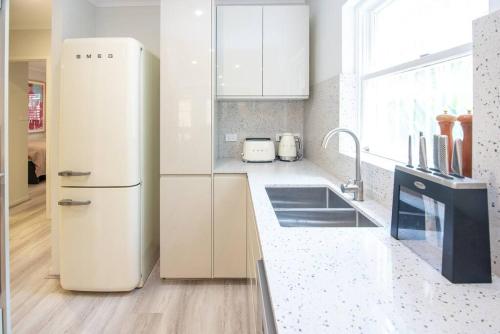 Luxury modern CBD ground floor apartment. in Majura Luxury modern CBD ground floor apartment. in Majura