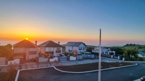 Entire Modern Home with seaview and parking in Уїклоу Entire Modern Home with seaview and parking in Уїклоу