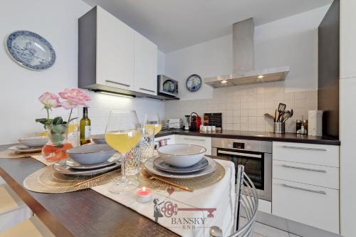 Létesítmények, 'Cuore di Rose' Parking - Welcome Set, Netflix, for 4 Persons -By EasyLife Swiss in Breganzona Létesítmények, 'Cuore di Rose' Parking - Welcome Set, Netflix, for 4 Persons -By EasyLife Swiss in Breganzona