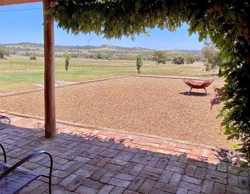 Burraburoo Retreat. Escape & Explore in Gulgong Burraburoo Retreat. Escape & Explore in Gulgong