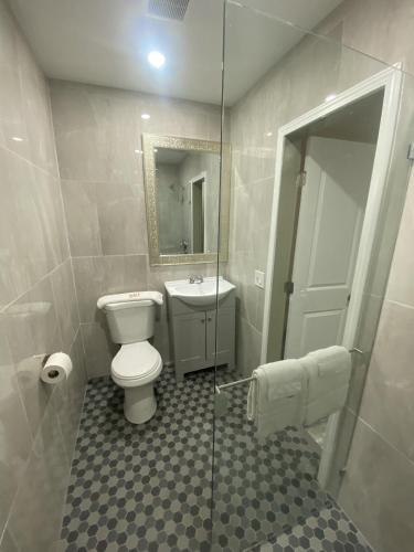 Bathroom, City Center Motel in Oxnard (CA) Bathroom, City Center Motel in Oxnard (CA)