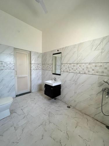 Bathroom, Willow Woods Farm House Gurgaon in Sohna Bathroom, Willow Woods Farm House Gurgaon in Sohna