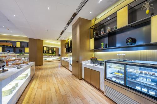 Restaurant, Holiday Inn Shanghai Huaxia By IHG in Xuhui and Minhang Restaurant, Holiday Inn Shanghai Huaxia By IHG in Xuhui and Minhang