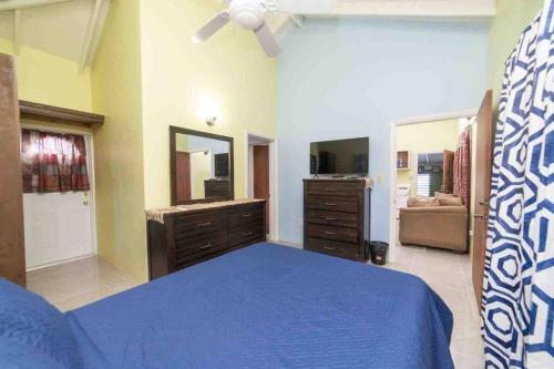 Lovely 1 bedroom condo with private parking. in Buckleys Lovely 1 bedroom condo with private parking. in Buckleys