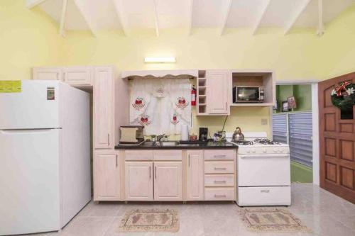 Lovely 1 bedroom condo with private parking. in Buckleys Lovely 1 bedroom condo with private parking. in Buckleys