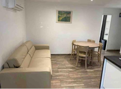 Appartements Meublees A Cote De L'aeroport Marseille Provence in มารีญาน Appartements Meublees A Cote De L'aeroport Marseille Provence in มารีญาน
