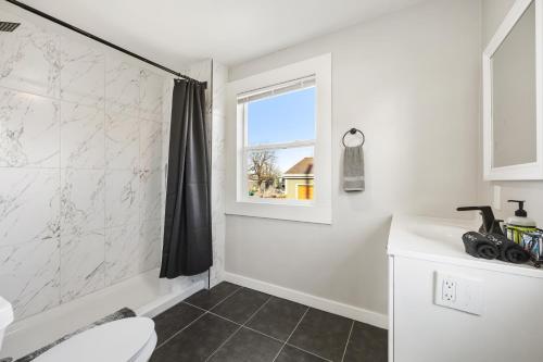 Bathroom, Peaceful Home w/ 4BR, Big Yard and amazing art in Globeville / North Washington Bathroom, Peaceful Home w/ 4BR, Big Yard and amazing art in Globeville / North Washington