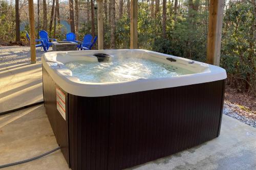 2 Mi to Sapphire Resort Home with Hot Tub and Games! in Sapphire (NC) 2 Mi to Sapphire Resort Home with Hot Tub and Games! in Sapphire (NC)