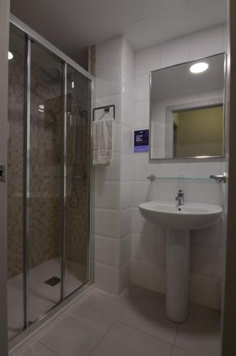 Badkamer, Hotel Blauet near Barcelona-El Prat Airport Badkamer, Hotel Blauet near Barcelona-El Prat Airport