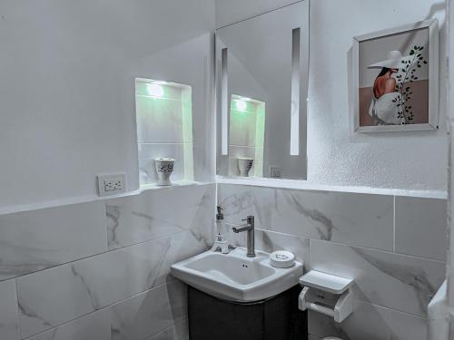 Bathroom, Paris Themed Cabana - Minutes Drive to Beach in Malpais Bathroom, Paris Themed Cabana - Minutes Drive to Beach in Malpais