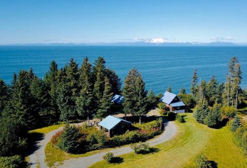 Exterior view, Lost Anchor Cabins - Ocean-view cabins on the bluff in Anchor Point (AK) Exterior view, Lost Anchor Cabins - Ocean-view cabins on the bluff in Anchor Point (AK)