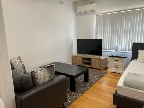 Guestroom, St Albans Alexina 1 - Near Shopping in St Albans Guestroom, St Albans Alexina 1 - Near Shopping in St Albans