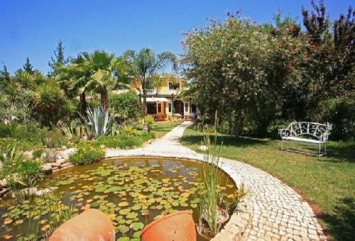 Kert, A very comfortable and spacious family house in Barao de Sao Joao Kert, A very comfortable and spacious family house in Barao de Sao Joao