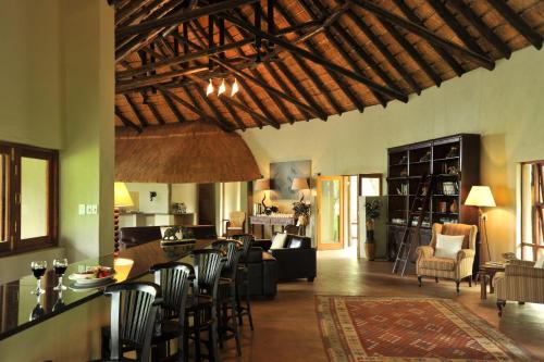 酒吧/高級酒吧, 黑犀遊戲洛奇酒店 (Black Rhino Game Lodge) in 匹蘭斯堡 酒吧/高級酒吧, 黑犀遊戲洛奇酒店 (Black Rhino Game Lodge) in 匹蘭斯堡