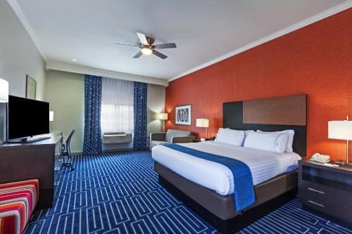 Holiday Inn Express Hotel and Suites Houston East in Cloverleaf Holiday Inn Express Hotel and Suites Houston East in Cloverleaf