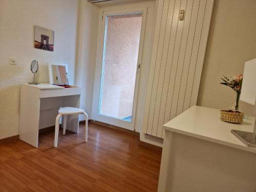 Guestroom, Bastis City Rooms in Luzern Guestroom, Bastis City Rooms in Luzern