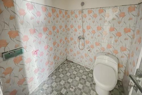 Bathroom, Urbanview Hotel Tirtamaya Jaya Indah Indramayu in Indramayu Bathroom, Urbanview Hotel Tirtamaya Jaya Indah Indramayu in Indramayu