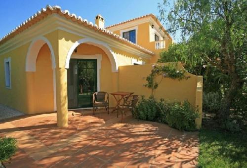 Comfortable and spacious family house in Barao de Sao Joao Comfortable and spacious family house in Barao de Sao Joao