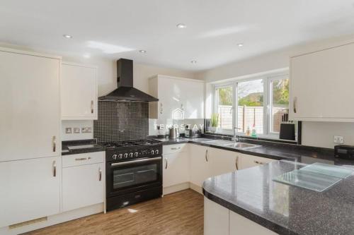 Spacious 5 bed Sunninghill with driveway parking in Ascot Spacious 5 bed Sunninghill with driveway parking in Ascot