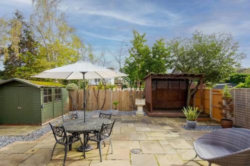 Spacious 5 bed Sunninghill with driveway parking in Ascot Spacious 5 bed Sunninghill with driveway parking in Ascot