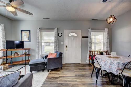 Létesítmények, Red Bench Cottage Ideal location near parks, trails, skiing, hiking, biking, shopping extended stays near Veterán Emlékpark Létesítmények, Red Bench Cottage Ideal location near parks, trails, skiing, hiking, biking, shopping extended stays near Veterán Emlékpark