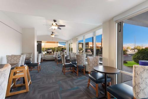 Restaurant, Revival Scottsdale Studios in Phoenix (AZ) Restaurant, Revival Scottsdale Studios in Phoenix (AZ)