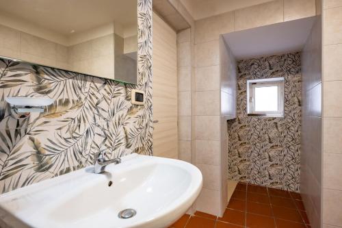 Bathroom, Sg Apartment Standard in Massafra Bathroom, Sg Apartment Standard in Massafra