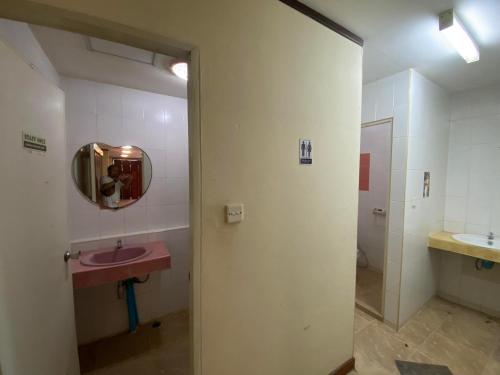 Bathroom, Nearthepark Backpack Hostel 3 in Chiang Mai Bathroom, Nearthepark Backpack Hostel 3 in Chiang Mai