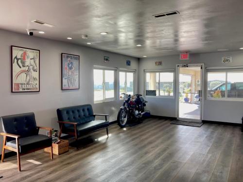 Lobby, Coast Riders Inn in San Simeon (CA) Lobby, Coast Riders Inn in San Simeon (CA)