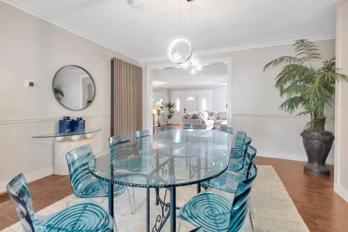 8 BDRM Mansion. 10 MN to Honeymoon Island Beach in Palm Harbor (FL) 8 BDRM Mansion. 10 MN to Honeymoon Island Beach in Palm Harbor (FL)