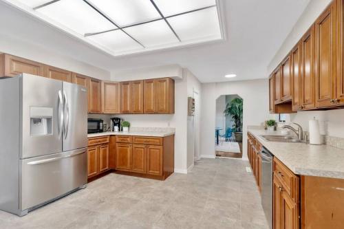 8 BDRM Mansion. 10 MN to Honeymoon Island Beach in Palm Harbor (FL) 8 BDRM Mansion. 10 MN to Honeymoon Island Beach in Palm Harbor (FL)
