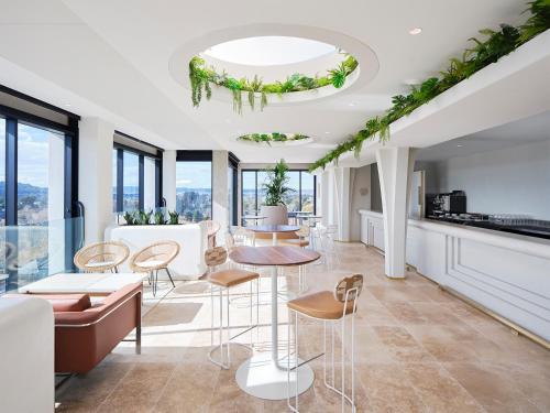 Pub/Lounge, Burbury Hotel near High Court of Australia Pub/Lounge, Burbury Hotel near High Court of Australia