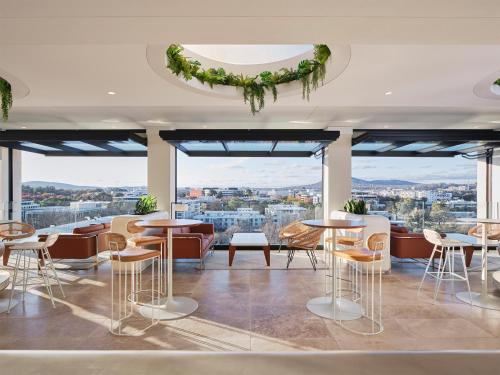 Bar/Lounge, Burbury Hotel near National Carillon Bar/Lounge, Burbury Hotel near National Carillon