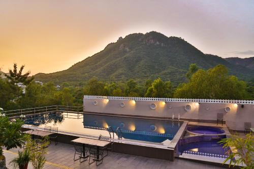 Úszómedence, Bamboo Saa Resort and Spa near Sajjangarh Vadaspark Úszómedence, Bamboo Saa Resort and Spa near Sajjangarh Vadaspark