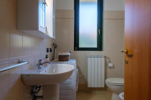 Bathroom, Leone - Family Friendly House in Sulzano Bathroom, Leone - Family Friendly House in Sulzano