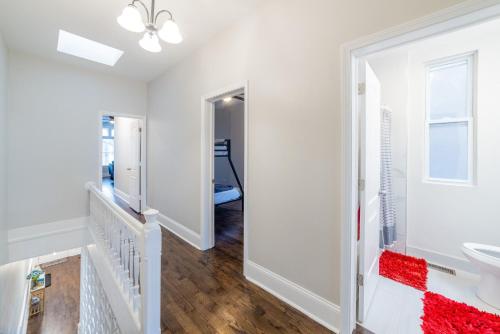 Bathroom, Chi~Bronzeville Luxury TH 10Mins To DWTWN- Modern Updates in Grand Boulevard Bathroom, Chi~Bronzeville Luxury TH 10Mins To DWTWN- Modern Updates in Grand Boulevard