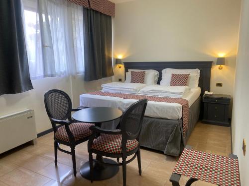 Hotel Estee in Desenzano Del Garda Hotel Estee in Desenzano Del Garda