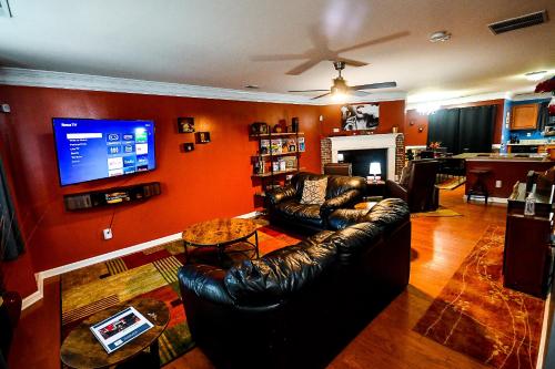 Shared lounge/TV area, Amazing Large 3 Bed house with King Bed less than 10 miles to DTWN in Fulton Country Airport Shared lounge/TV area, Amazing Large 3 Bed house with King Bed less than 10 miles to DTWN in Fulton Country Airport