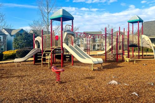 Playground, Amazing Large 3 Bed house with King Bed less than 10 miles to DTWN in Fulton Country Airport Playground, Amazing Large 3 Bed house with King Bed less than 10 miles to DTWN in Fulton Country Airport