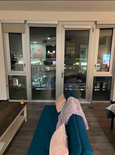 Weho- Studio: Pool, Gym, Parking