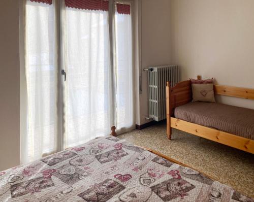 Central large cozy mountain view apartment near trekking paths in Cremeno Central large cozy mountain view apartment near trekking paths in Cremeno