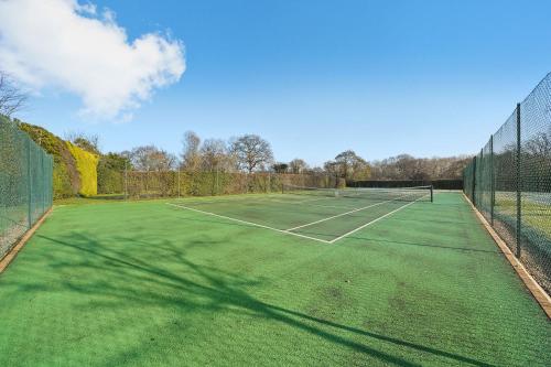 6 Bed Countryside Mansion With Tennis Court & Swimming Pool with Parking in Leatherhead 6 Bed Countryside Mansion With Tennis Court & Swimming Pool with Parking in Leatherhead