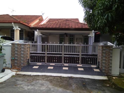 ISMAYUS GUESTHOUSE in Bandar Baru Enstek ISMAYUS GUESTHOUSE in Bandar Baru Enstek